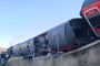 Vagón de un tren iryo volcado lateralmente sobre un terraplén tras un descarrilamiento.