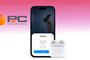 Proceso de vinculación de unos auriculares AirPods 5 en la pantalla de un teléfono móvil sobre un fondo rosa con el logotipo de PcComponentes.