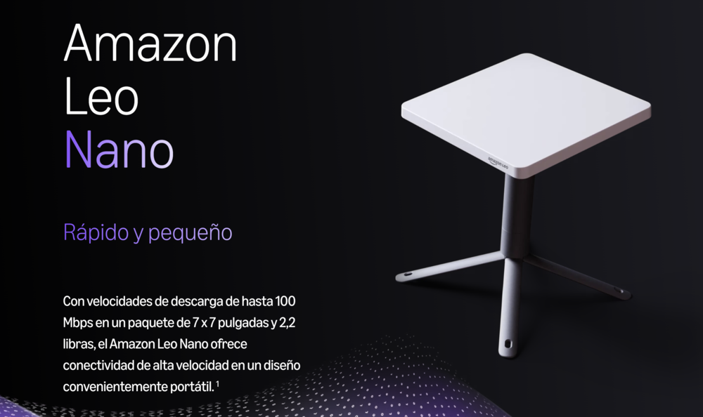 Antena satelital cuadrada Amazon Leo Nano sobre un trípode pequeño en un entorno oscuro.