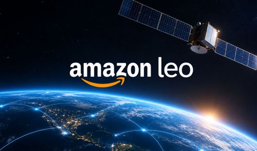 Satélite en órbita terrestre baja con el logotipo de amazon leo sobre el planeta Tierra