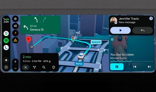 Interfaz de Android Auto 18.1 con navegación por mapa en 3D, controles de reproducción de Spotify y notificación de mensaje entrante en pantalla panorámica.