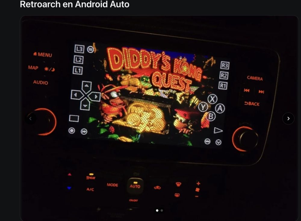 Pantalla de infoentretenimiento de un coche ejecutando un videojuego clásico mediante emulación en Android Auto.