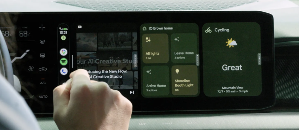 Interfaz de Android Auto en la pantalla de un vehículo mostrando widgets de domótica, música y previsión meteorológica.