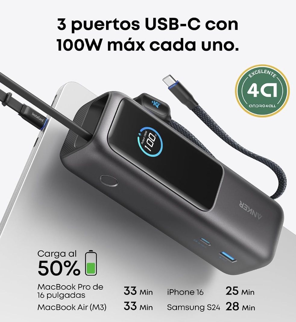 Batería externa Anker Zolo con pantalla digital indicando carga al 100% y cables USB-C integrados.