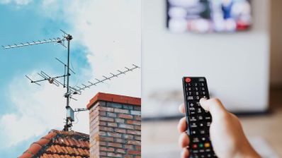 Composición que muestra una antena TDT en un tejado y una mano sujetando un mando a distancia frente a un televisor.