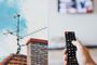 Composición que muestra una antena TDT en un tejado y una mano sujetando un mando a distancia frente a un televisor.