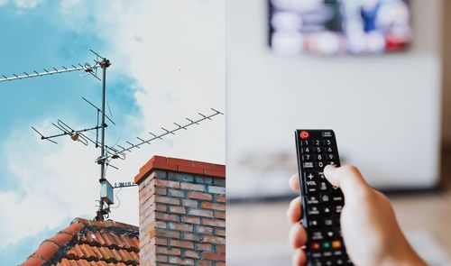 Composición que muestra una antena TDT en un tejado y una mano sujetando un mando a distancia frente a un televisor.