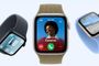 Tres unidades de Apple Watch SE 3 mostrando funciones de reproducción musical, llamada entrante y mensajería con diferentes correas.