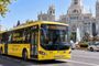 Autobús amarillo de la línea Exprés Aeropuerto circulando por la Plaza de Cibeles en Madrid.