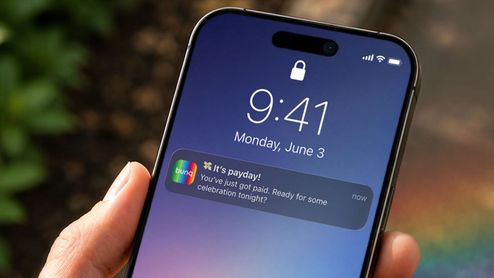 Notificación de pago recibido en la aplicación bunq sobre la pantalla de bloqueo de un teléfono móvil.