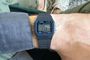 Reloj digital Casio F-91W puesto en una muñeca mostrando la hora y los botones laterales de configuración.