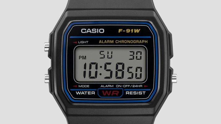 Reloj digital Casio F-91W con pantalla de cristal líquido y caja de resina negra.