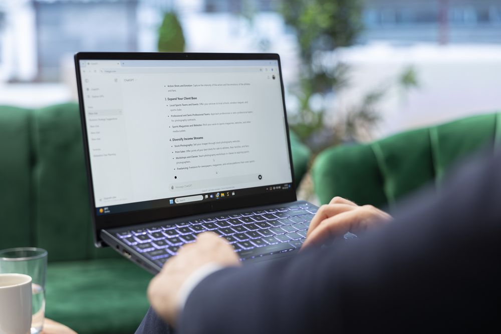 Interfaz del chatbot ChatGPT abierta en la pantalla de un ordenador portátil en un entorno de oficina.
