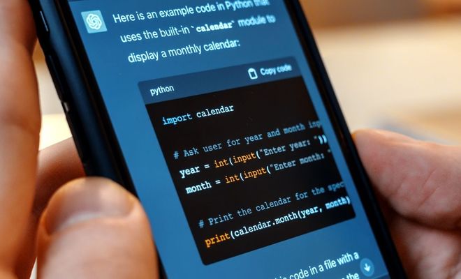 Primer plano de un smartphone mostrando una respuesta de ChatGPT con código en lenguaje Python.