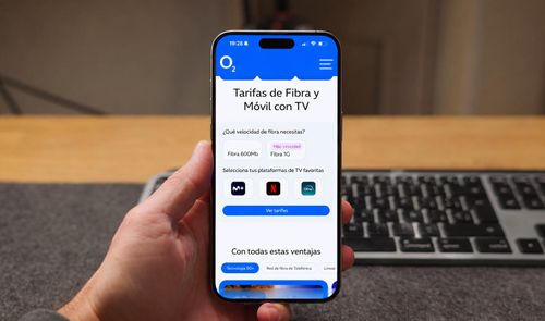 Teléfono móvil mostrando el configurador de tarifas de fibra, móvil y televisión de O2 en pantalla.