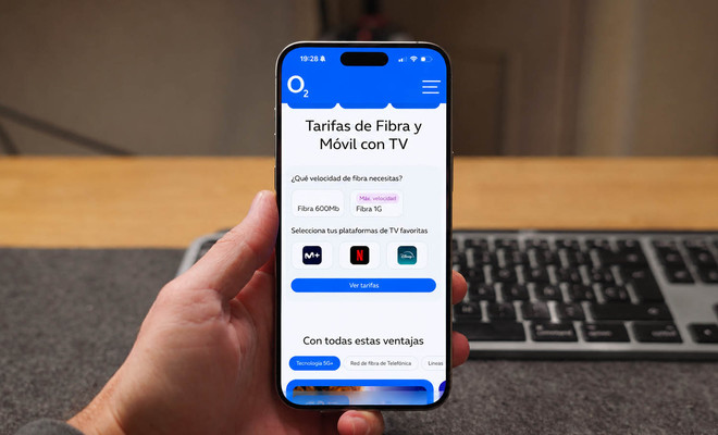 Teléfono móvil mostrando el configurador de tarifas de fibra, móvil y televisión de O2 en pantalla.