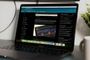 Ordenador portátil MacBook Pro mostrando el sitio web de ADSLZone en modo oscuro sobre un escritorio.