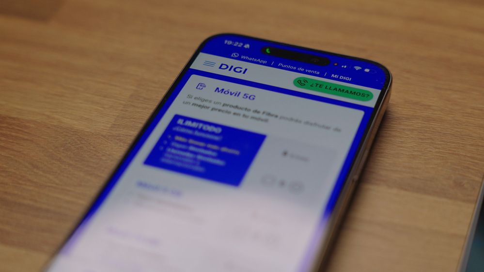 Primer plano de un teléfono móvil mostrando la sección de tarifas móviles 5G en la página web oficial de DIGI.