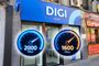 Fachada de una tienda DIGI store con dos iconos de velocímetros superpuestos que marcan 2000 Mbps y 1600 Mbps.