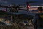 Agente de la Guardia Civil manejando un dron con cámara térmica durante una operación nocturna en el campo.