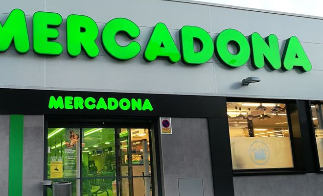 Letrero principal y puerta de acceso a un establecimiento de Mercadona.