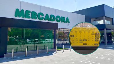Exterior de un supermercado Mercadona con un calendario de horarios especiales en primer plano.
