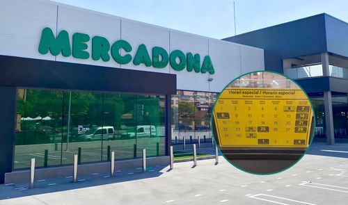Exterior de un supermercado Mercadona con un calendario de horarios especiales en primer plano.