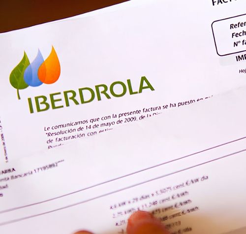 Primer plano de una factura de electricidad de Iberdrola con el logotipo de la compañía y detalles de facturación.