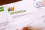 Primer plano de una factura de electricidad de Iberdrola con el logotipo de la compañía y detalles de facturación.