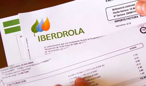 Primer plano de una factura de electricidad de Iberdrola con el logotipo de la compañía y detalles de facturación.