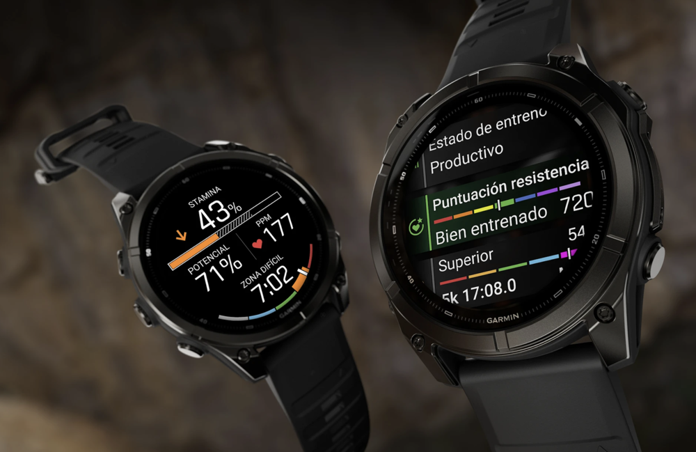 Dos relojes inteligentes Garmin mostrando datos de rendimiento deportivo, resistencia y estado de entrenamiento en sus pantallas circulares.