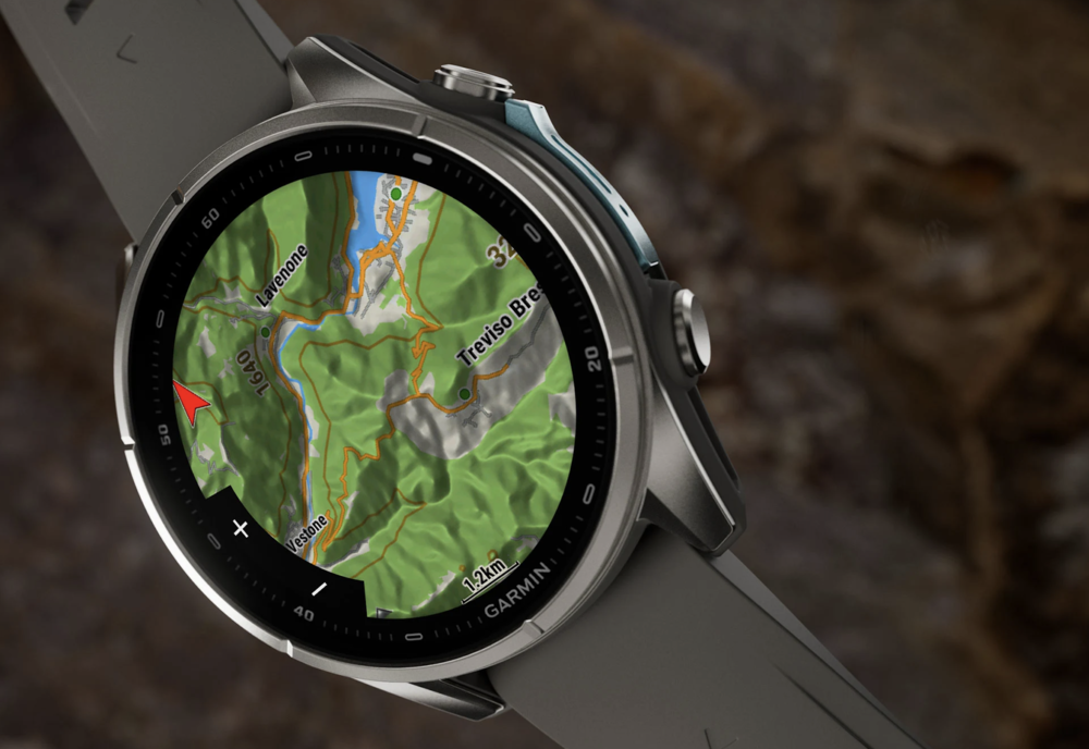 Primer plano de un reloj inteligente Garmin mostrando un mapa topográfico detallado en su pantalla circular.