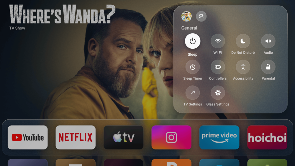 Interfaz de usuario en pantalla de televisión con panel de ajustes rápidos y carrusel de aplicaciones como YouTube, Netflix y Prime Video.