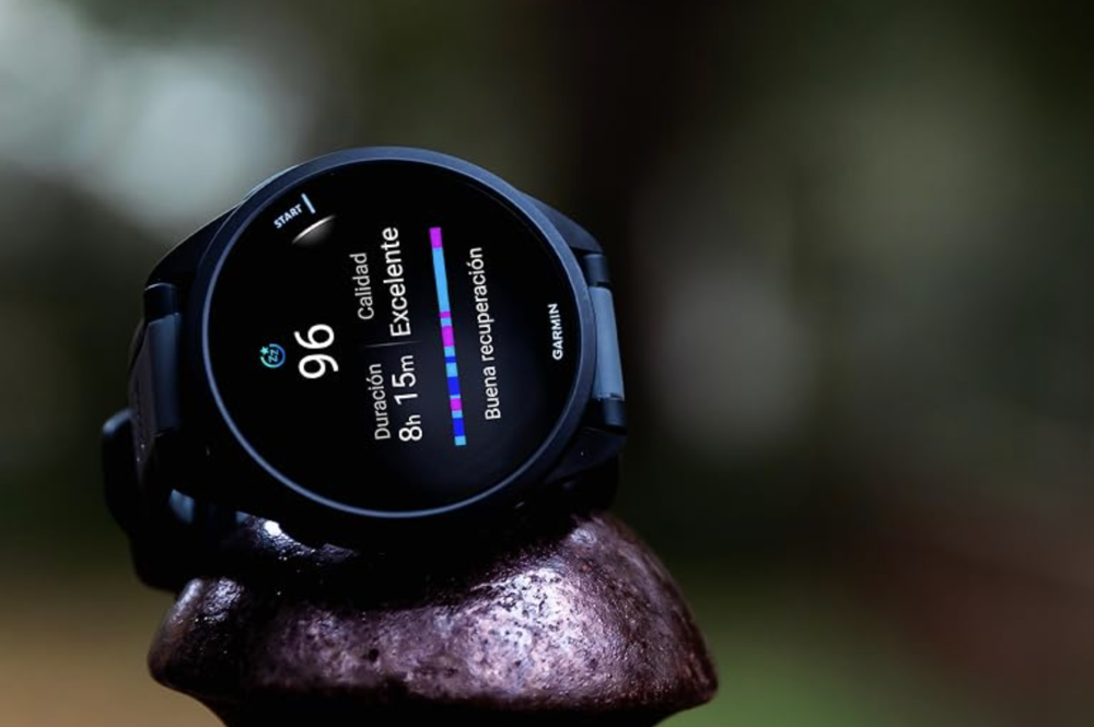Reloj inteligente Garmin Forerunner 165 mostrando métricas de calidad de sueño en pantalla.
