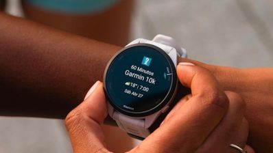 Reloj deportivo Garmin Forerunner 165 en la muñeca de una persona mostrando un plan de entrenamiento de 60 minutos.