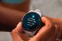 Reloj deportivo Garmin Forerunner 165 en la muñeca de una persona mostrando un plan de entrenamiento de 60 minutos.