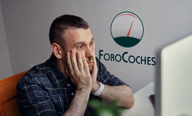 Hombre con expresión de preocupación frente a la pantalla de un ordenador con el logotipo de ForoCoches al fondo.