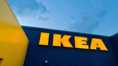 Fachada exterior de un establecimiento IKEA con el logotipo amarillo sobre fondo azul.