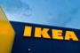 Fachada exterior de un establecimiento IKEA con el logotipo amarillo sobre fondo azul.
