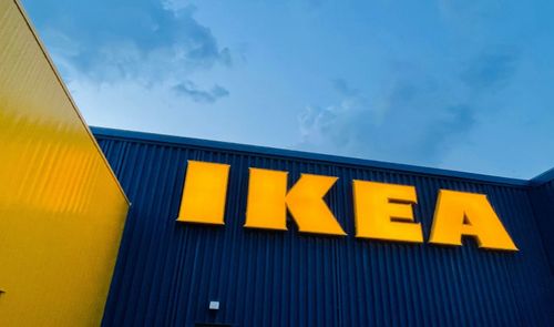Fachada exterior de un establecimiento IKEA con el logotipo amarillo sobre fondo azul.