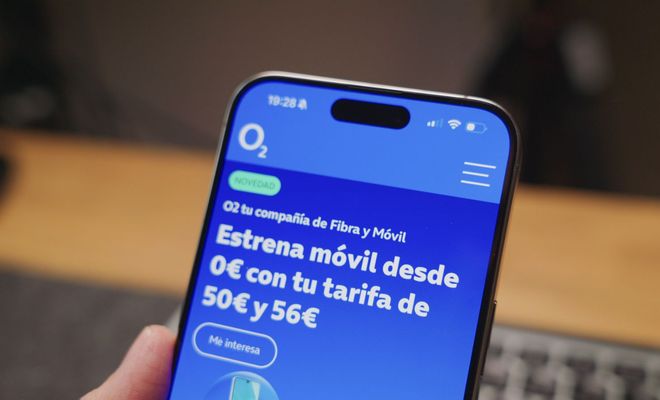 Primer plano de un teléfono móvil mostrando la página web de O2 con una oferta de dispositivos.