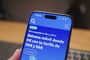 Primer plano de un teléfono móvil mostrando la página web de O2 con una oferta de dispositivos.