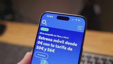 Primer plano de un teléfono móvil mostrando la página web de O2 con una oferta de dispositivos.