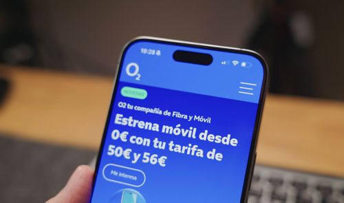 Primer plano de un teléfono móvil mostrando la página web de O2 con una oferta de dispositivos.