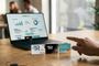 Tarjetas físicas de Revolut, Trade Republic y N26 frente a un ordenador portátil con interfaz de banca digital.
