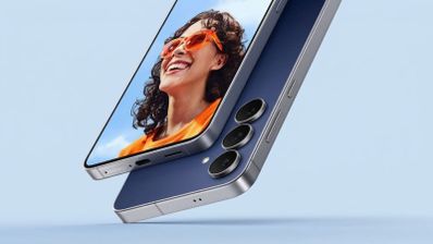Primer plano de un smartphone en color azul oscuro mostrando el módulo de cámaras traseras y la pantalla frontal con el retrato de una mujer.