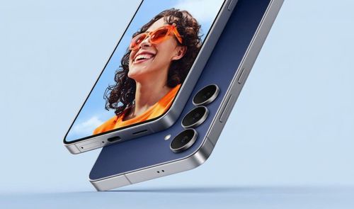 Primer plano de un smartphone en color azul oscuro mostrando el módulo de cámaras traseras y la pantalla frontal con el retrato de una mujer.