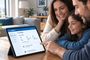 Familia consultando las opciones de fibra y móvil en la aplicación de DIGI desde una tableta.