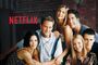 Los seis protagonistas de la serie Friends posando juntos con el logotipo de Netflix sobreimpresionado.