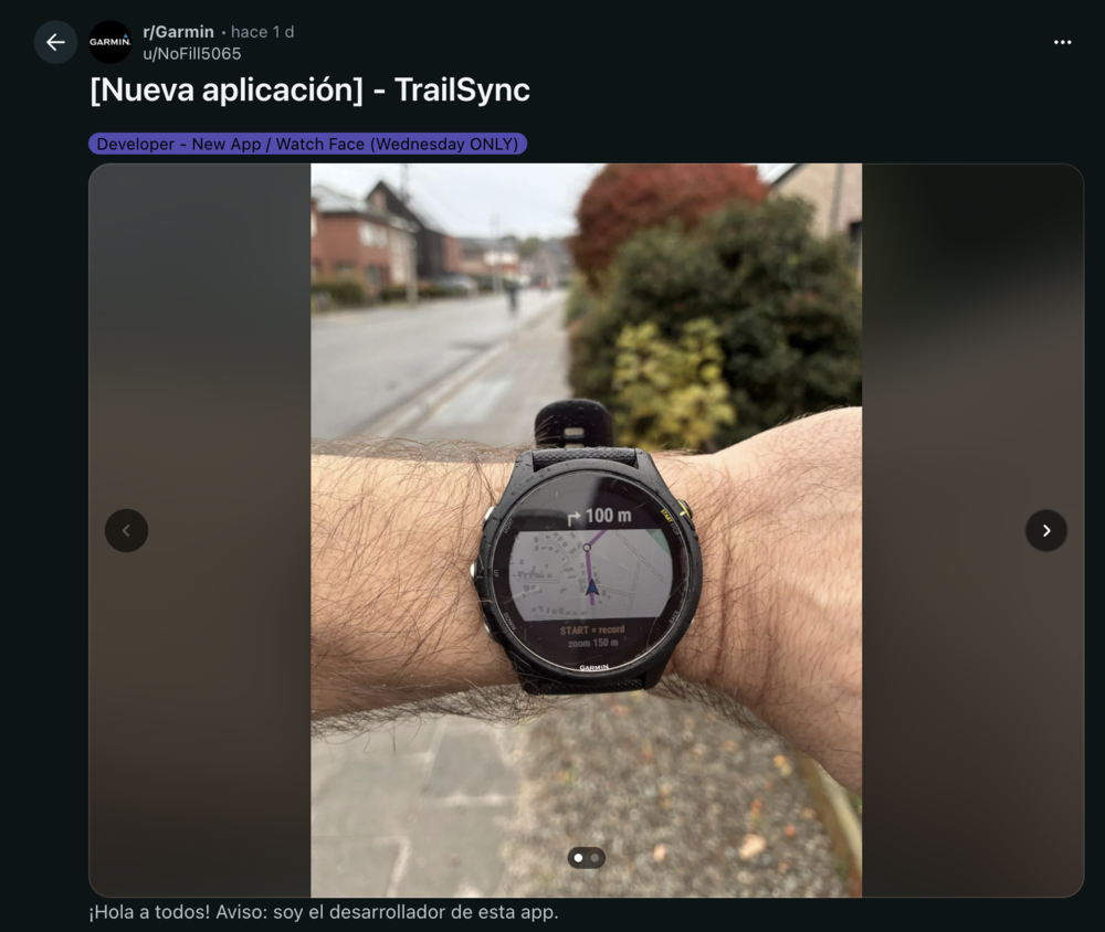 Reloj inteligente Garmin en la muñeca de un usuario mostrando la aplicación de navegación TrailSync con un mapa en pantalla.